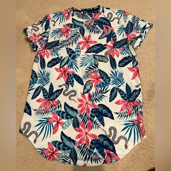 Hollister Large Floral/snake Curved Hem Tee - Medium. - Picture 1 of 3